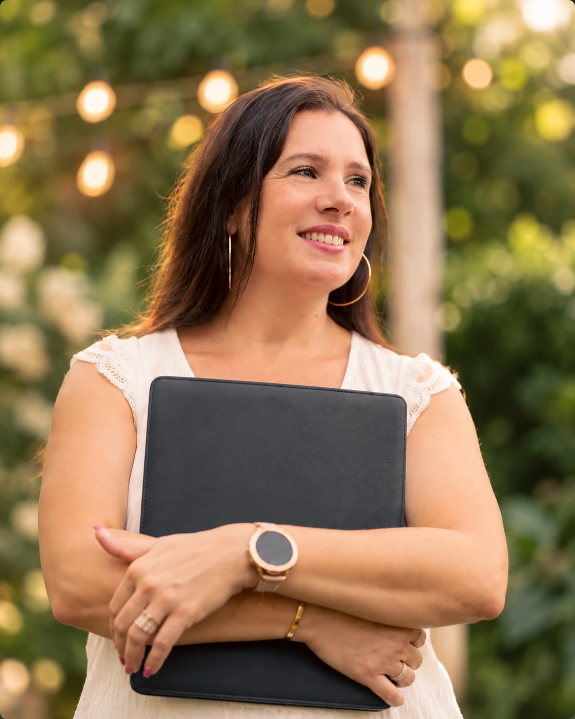Portrait de Perrine, wedding planner Jebooktoo, sur le terrain avec son dossier de préparation